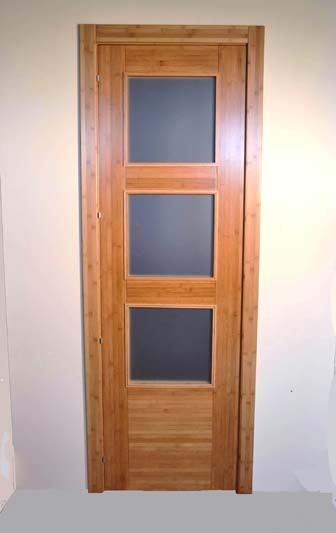 Ejemplo de puerta para salones con abertura para añadir cristales