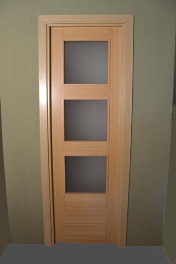 Ejemplo de puerta para salones con abertura para añadir cristales